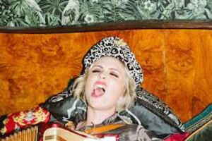 Die Nowak - mit Steinige Grüße von der grenzenlosen Wiese