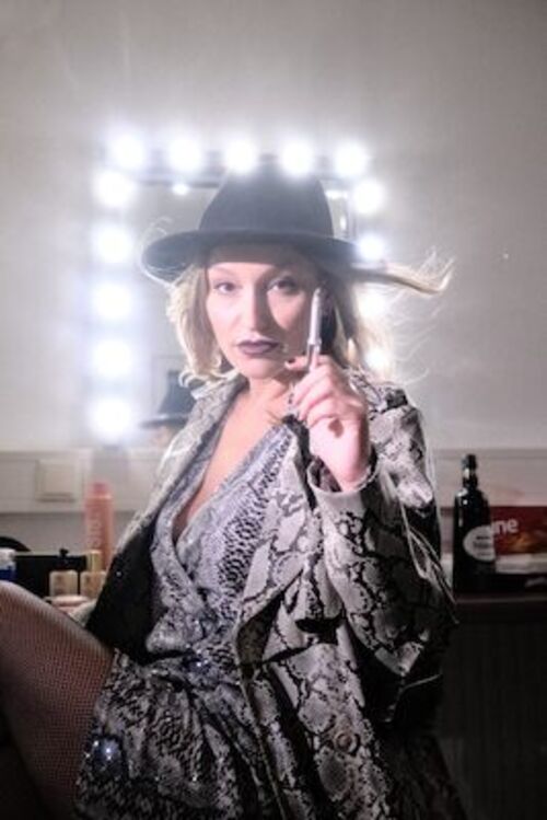 malarina-mit-trophaenraub